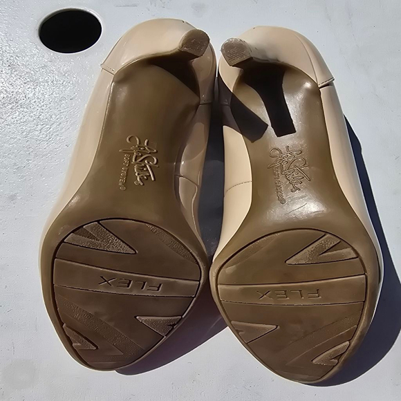 Life Stride Beige Patent Heels Women's - Picture 6 of 6